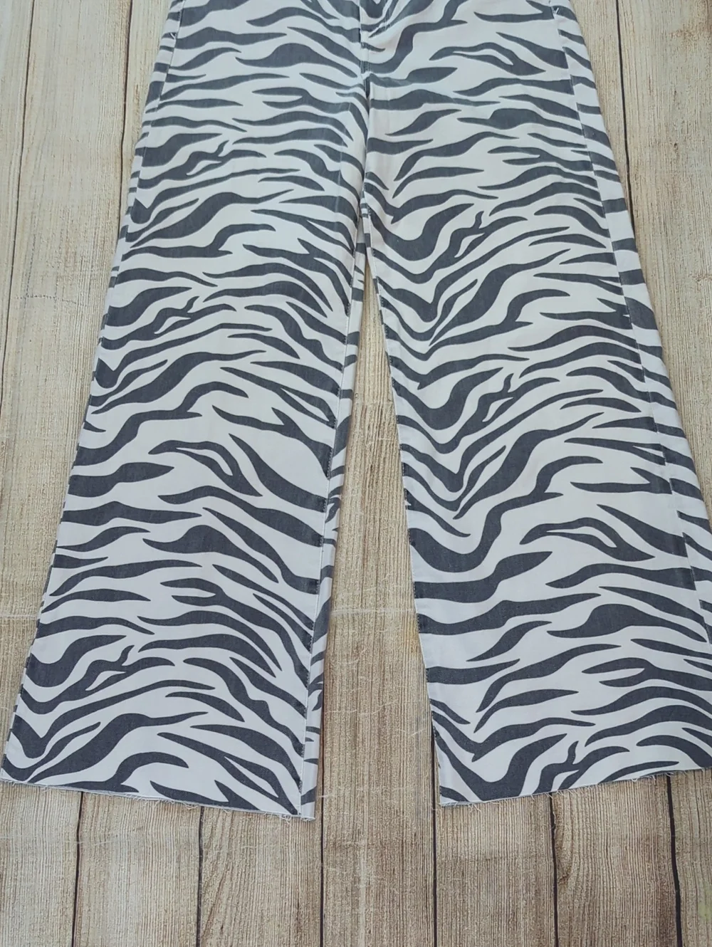DAZE Zebra Print Wide Leg Raw Hem Jeans Size 30  new